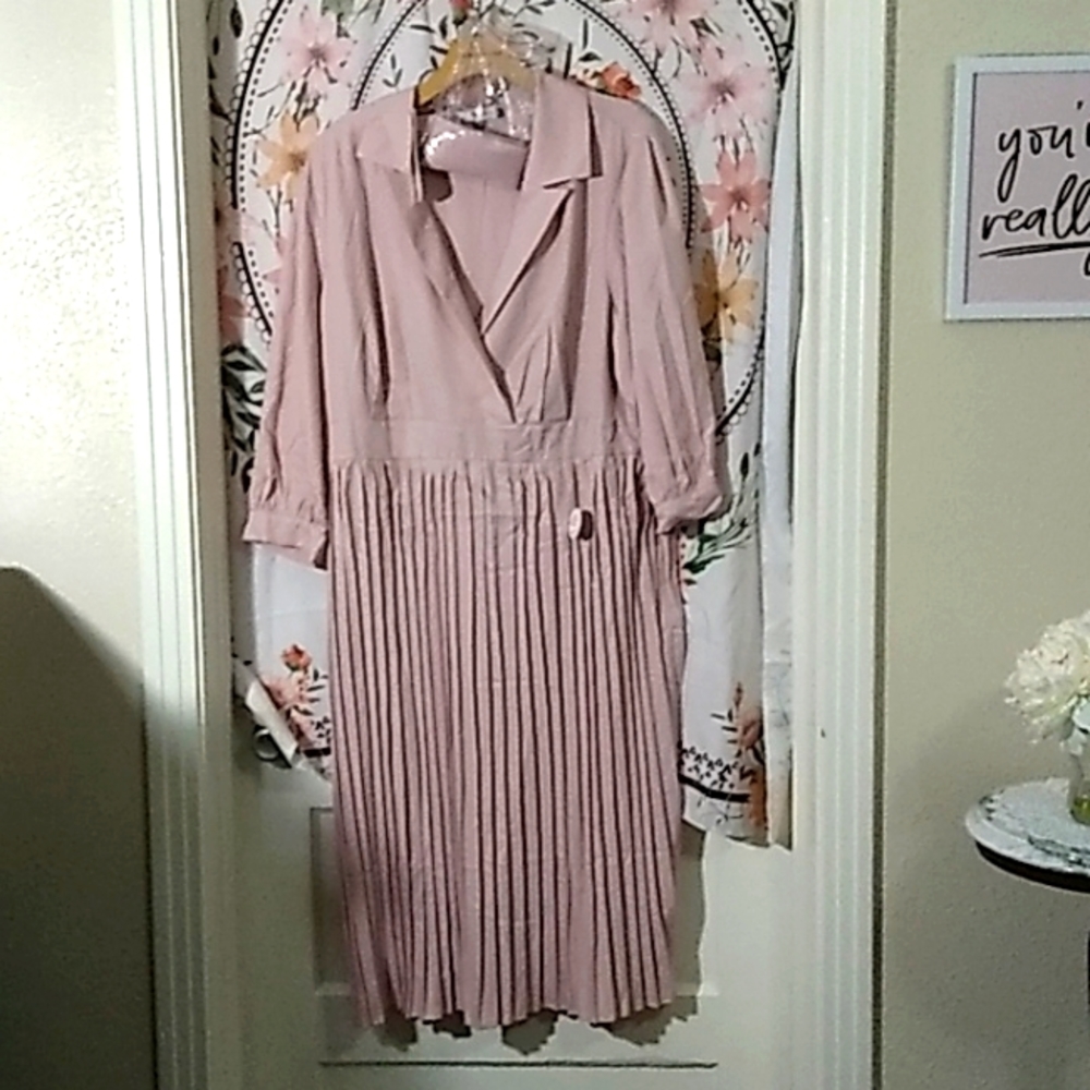 CHI CHI LONDON CURVE PLEATED DRESS